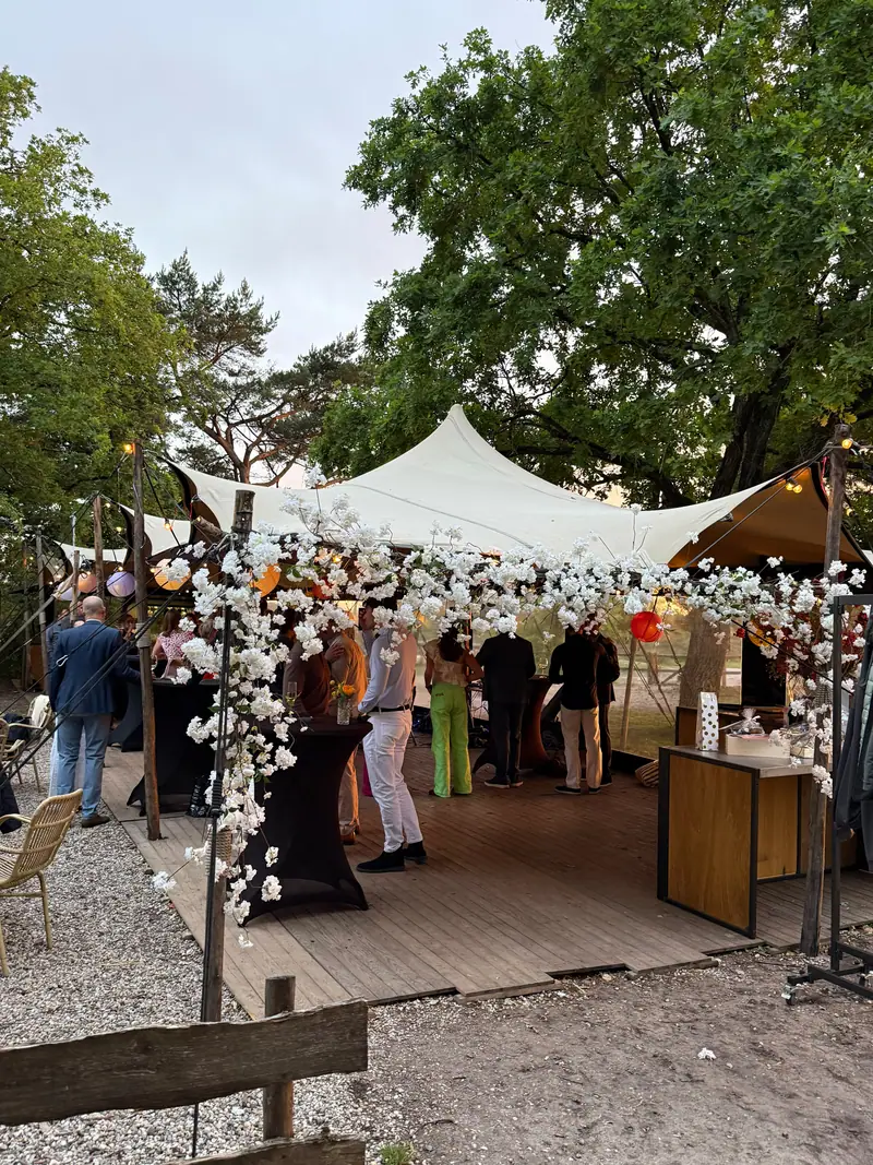Bloemenboog bij de ingang van de tent