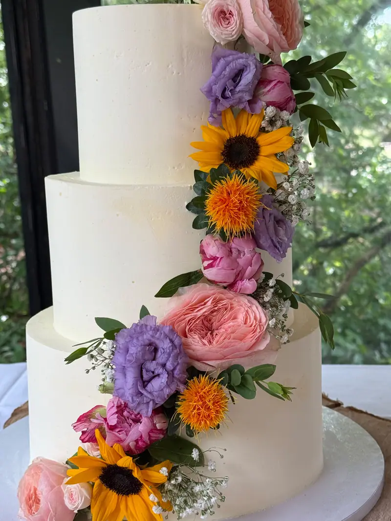 Bruidstaart met verse bloemen