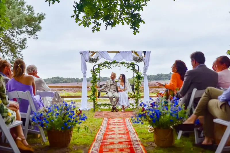 Ceremonie in de open lucht met uitzicht over de heide