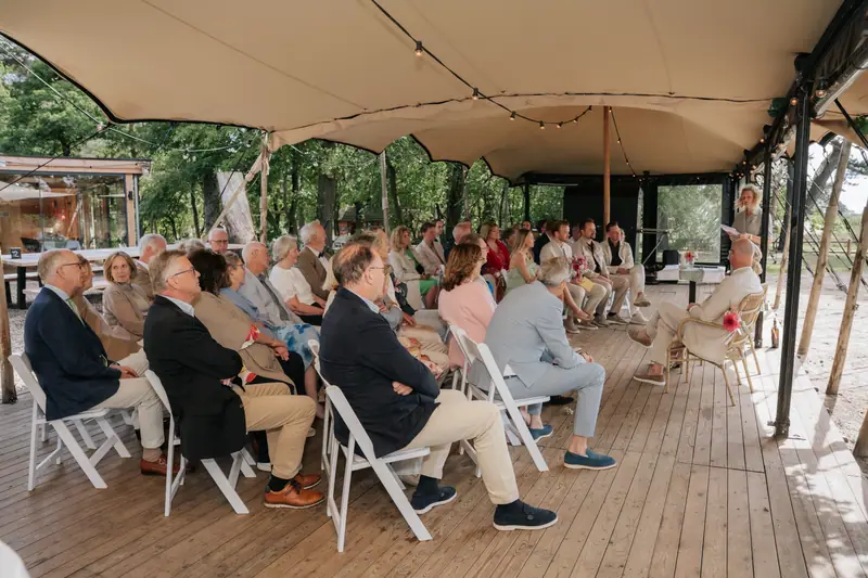 Ceremonie op het overdekte terras van het theehuis