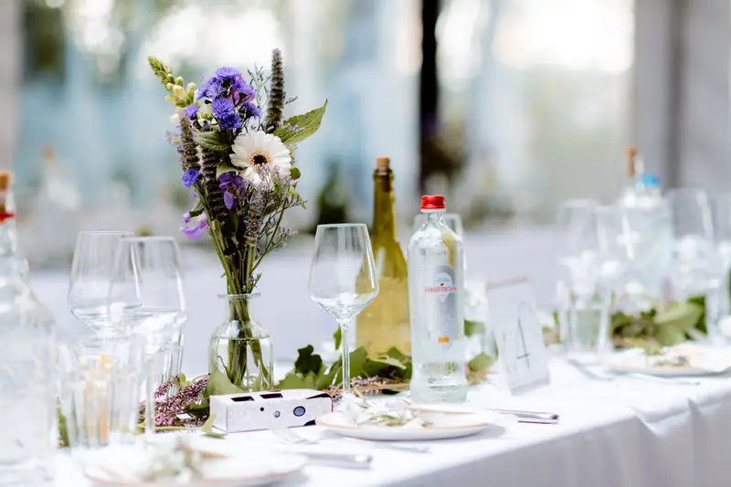 Tafeldecoratie met veldbloemen