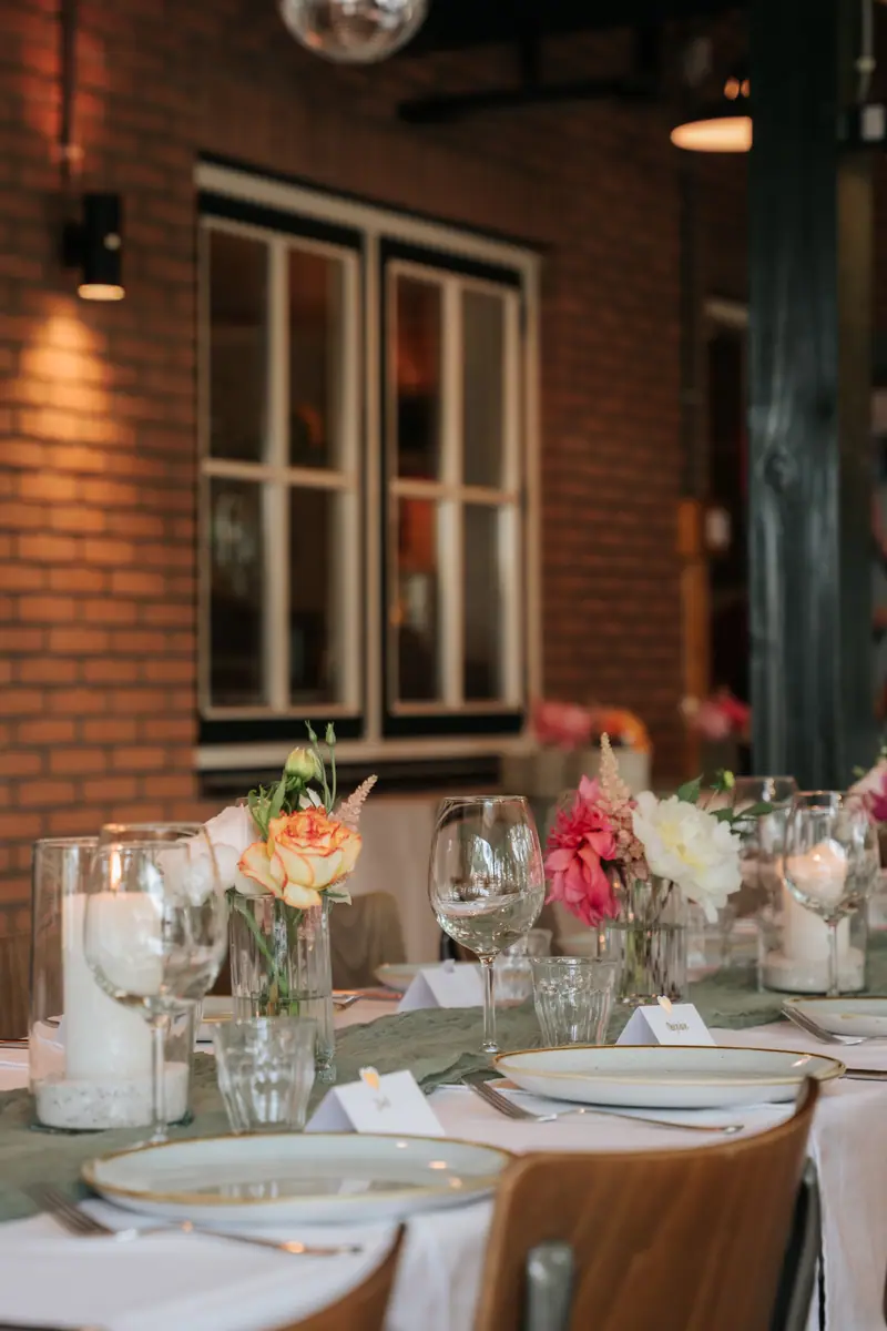 Gedekte tafel met bloemen en kaarsen bij het theehuis