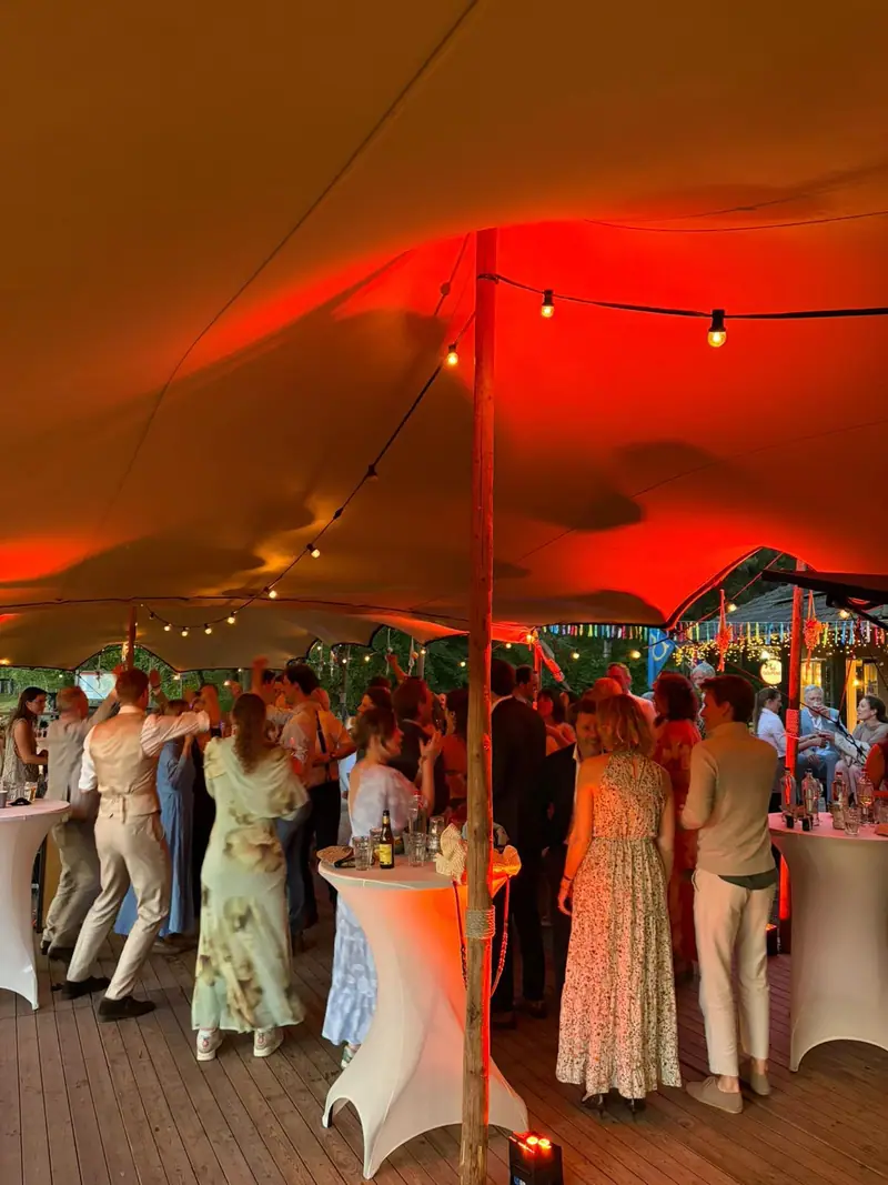 Dansvloer onder de verlichte stretch tent