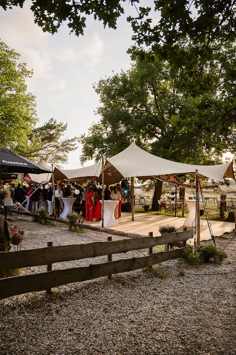 Stretch tent bij het theehuis in het avondlicht