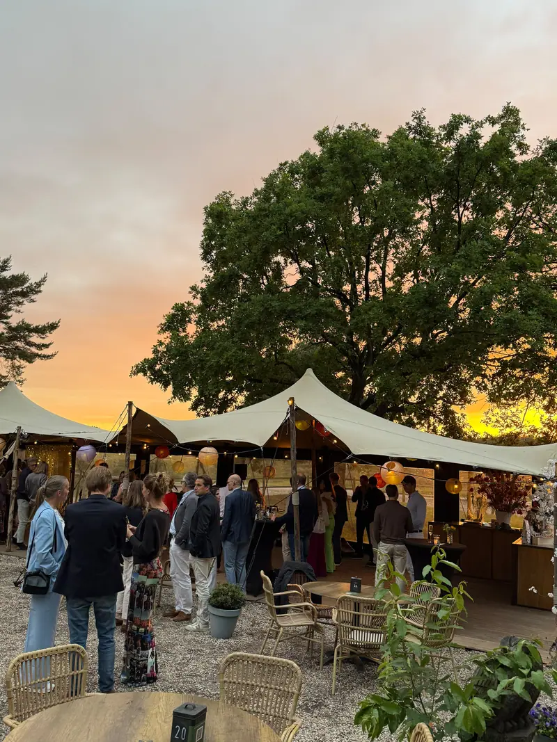 Stretch tent en eik bij zonsondergang